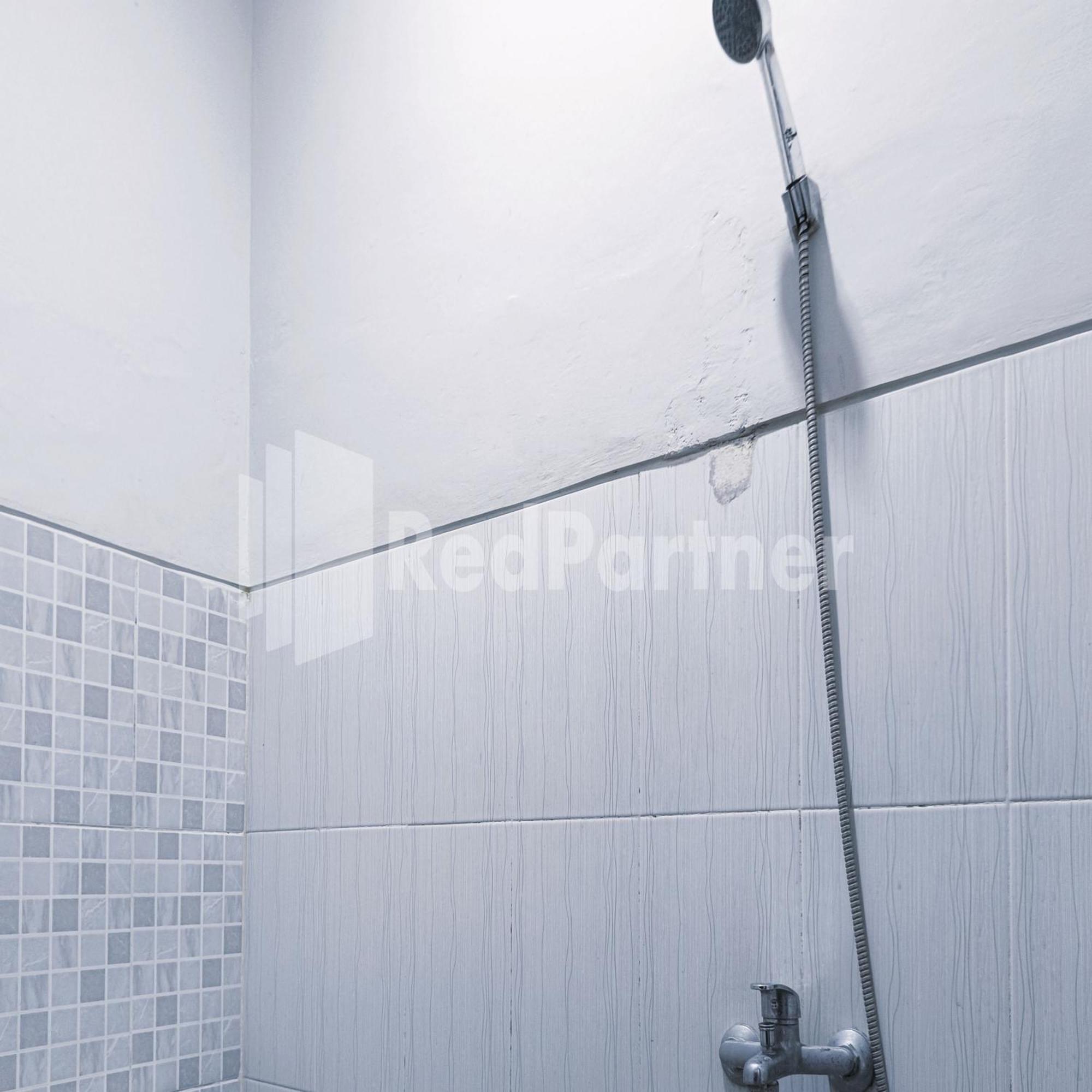 D'Waru Homestay Syariah Near Jl Slamet Riyadi Mitra Reddoorz Surakarta  Екстер'єр фото