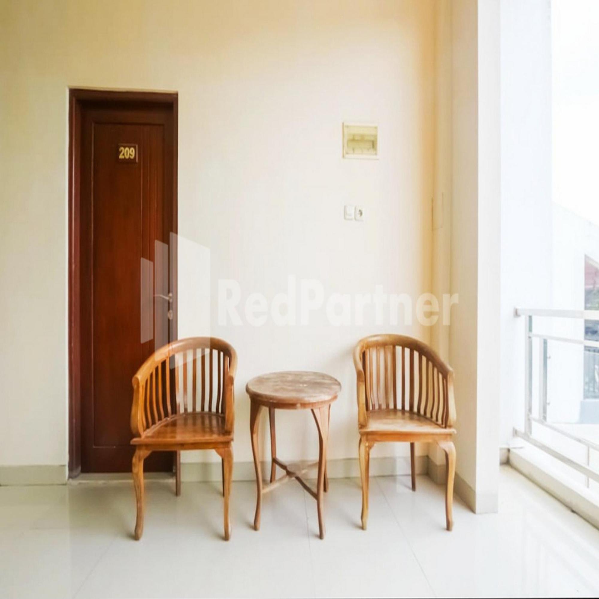 D'Waru Homestay Syariah Near Jl Slamet Riyadi Mitra Reddoorz Surakarta  Екстер'єр фото